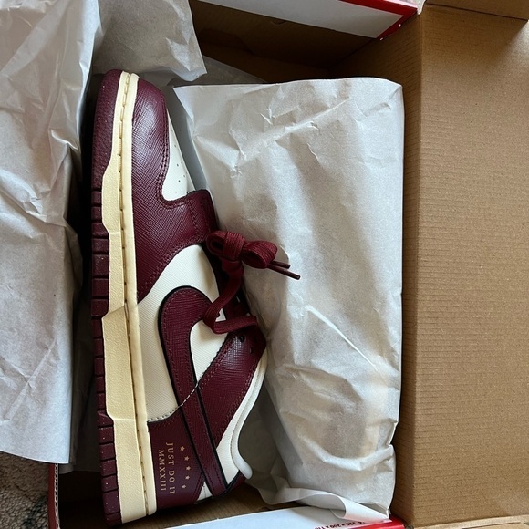 Nike dunk low SE sail/Team red/Black women's shoes, size: 8.5 - Picture 5 of 7